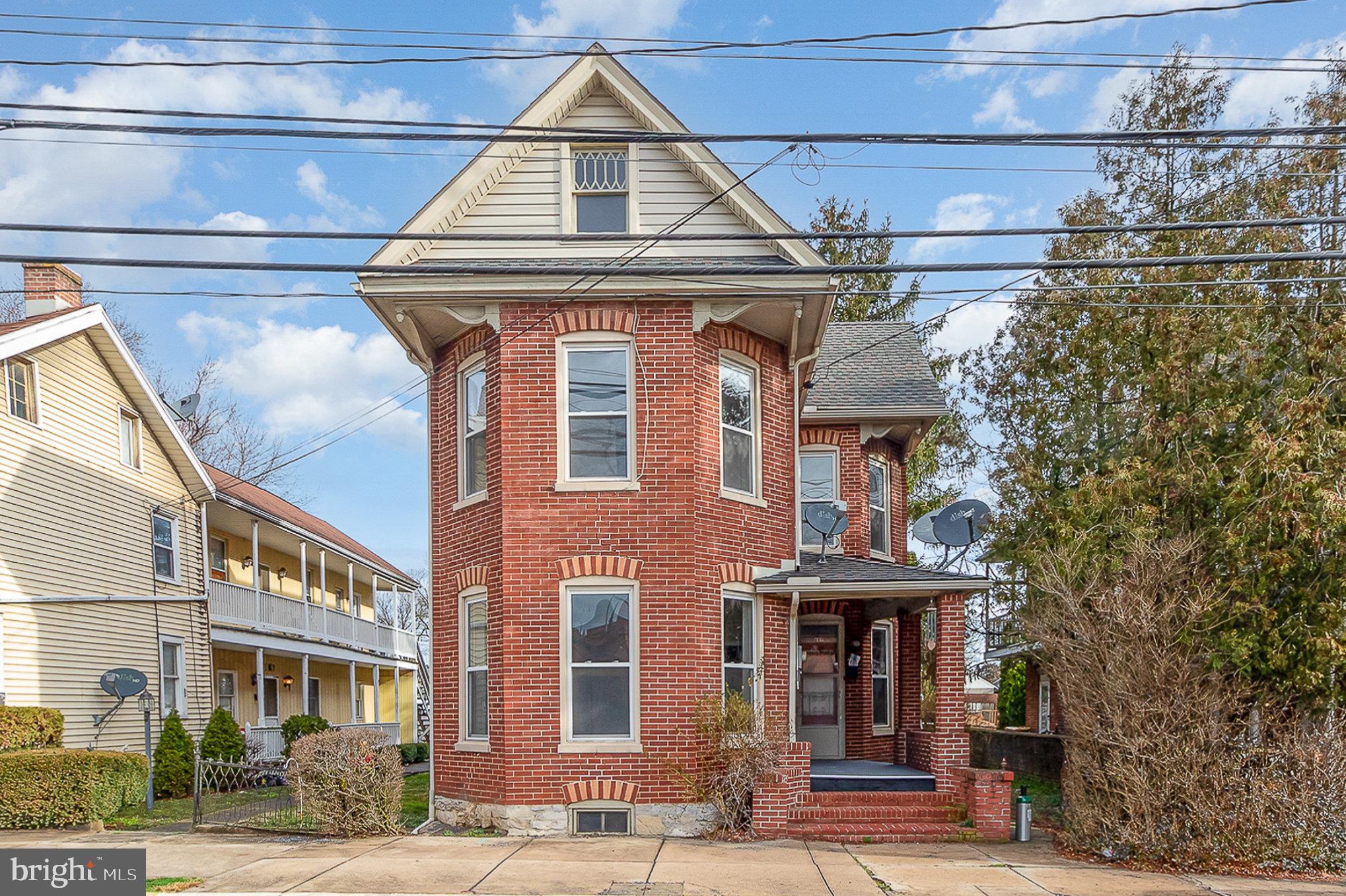 157 King St W