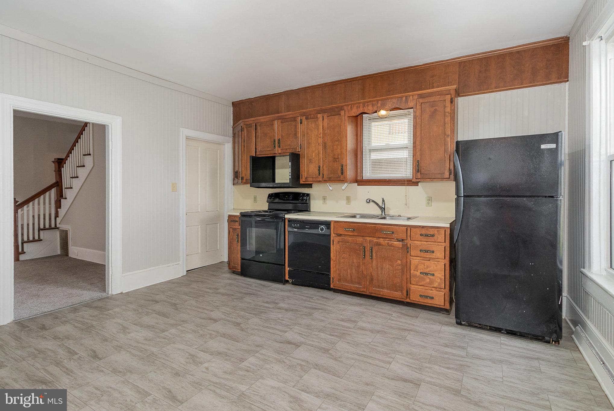 157 King St W