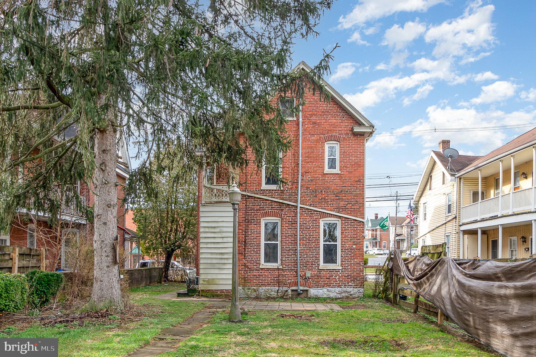 157 King St W