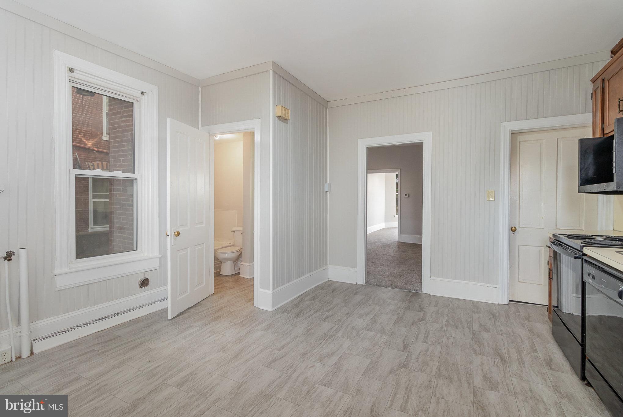 157 King St W