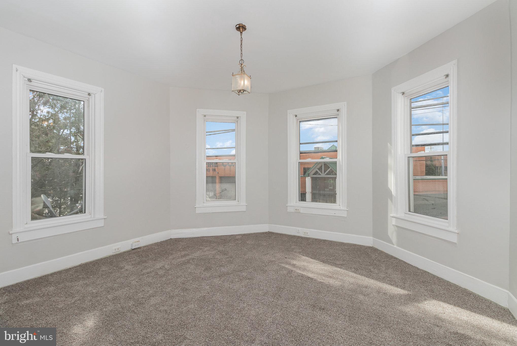 157 King St W