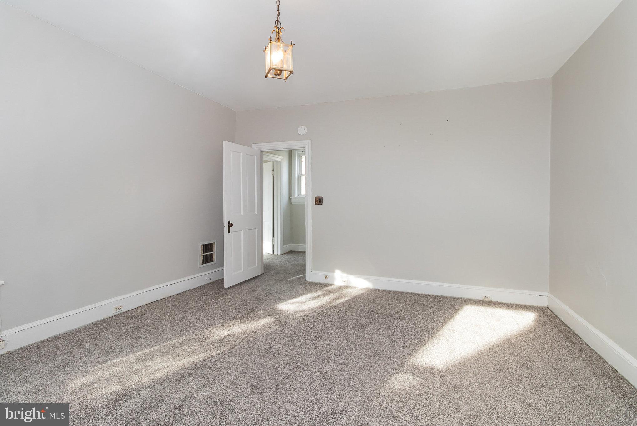 157 King St W