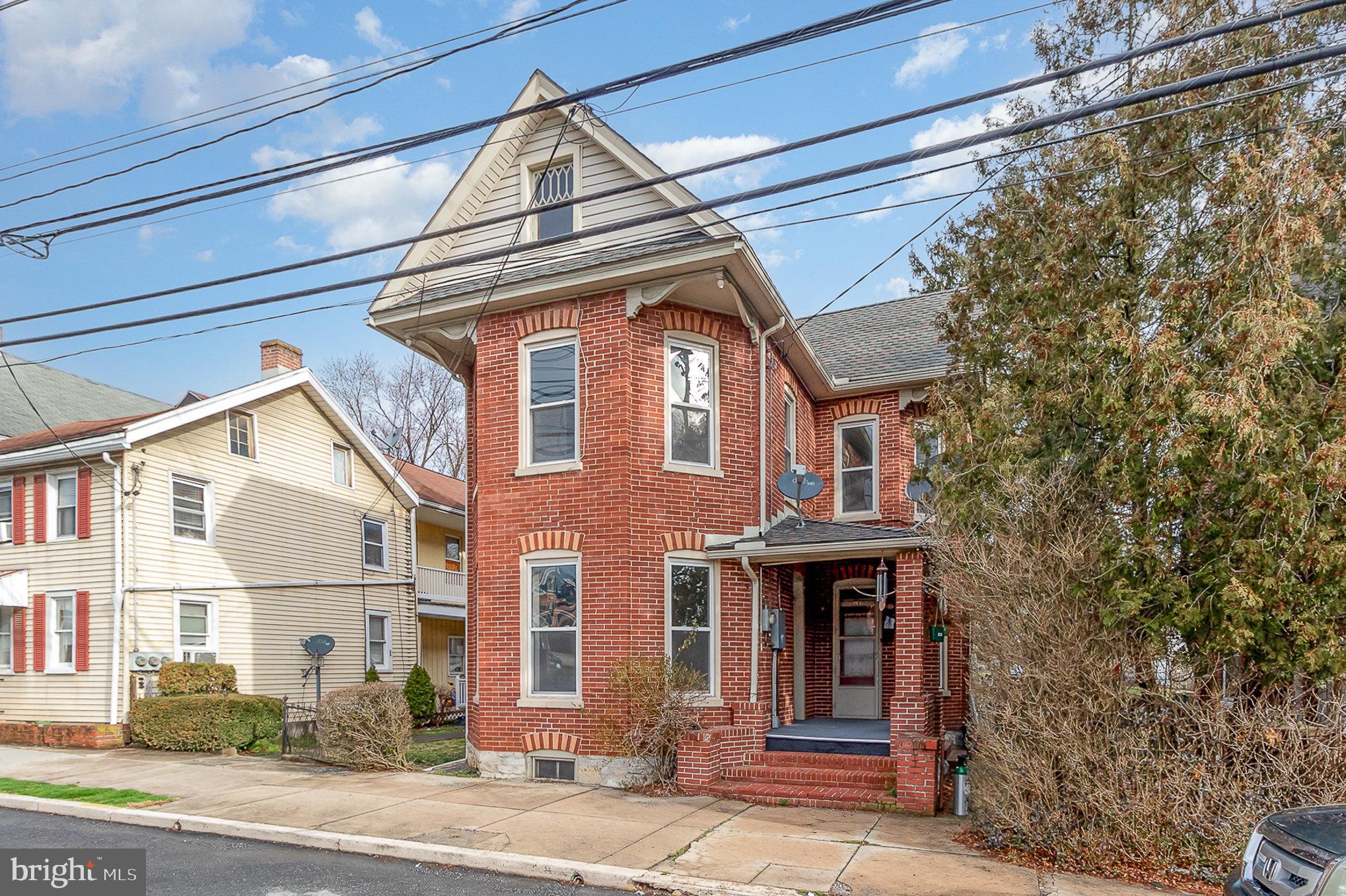 157 King St W