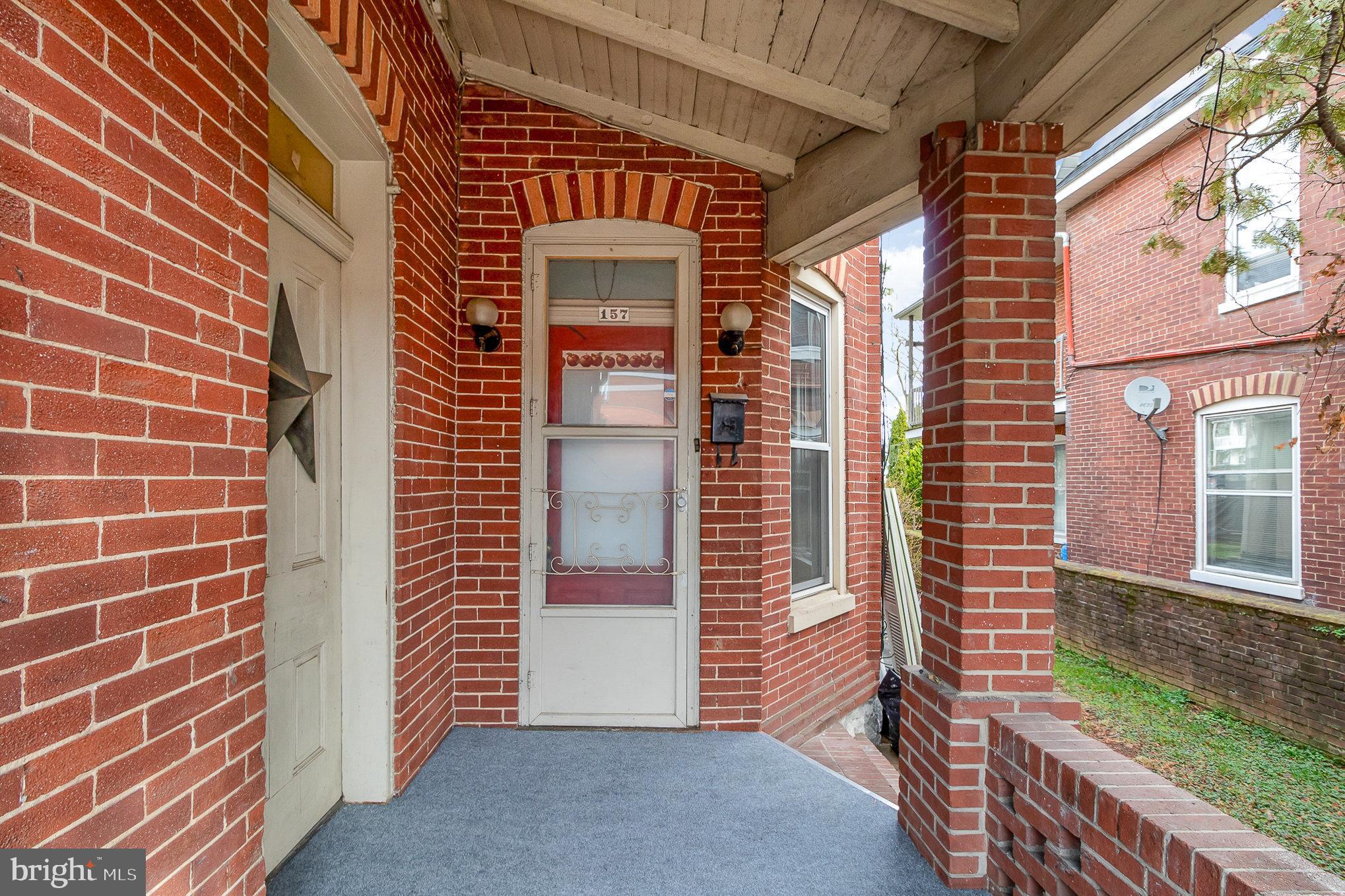 157 King St W