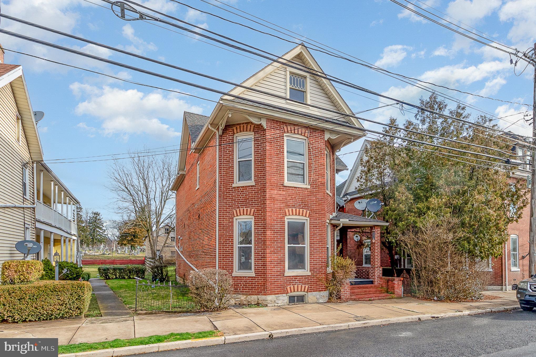 157 King St W