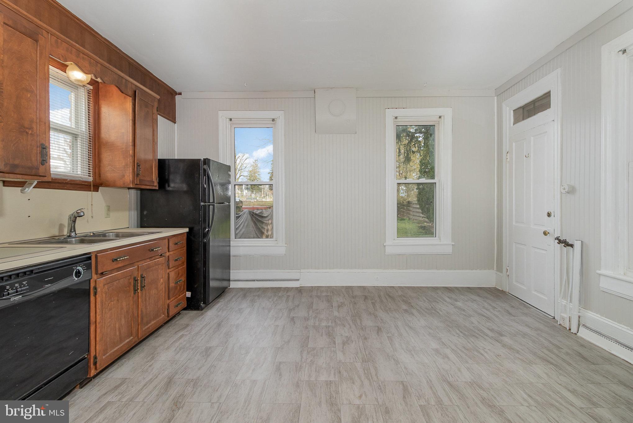 157 King St W