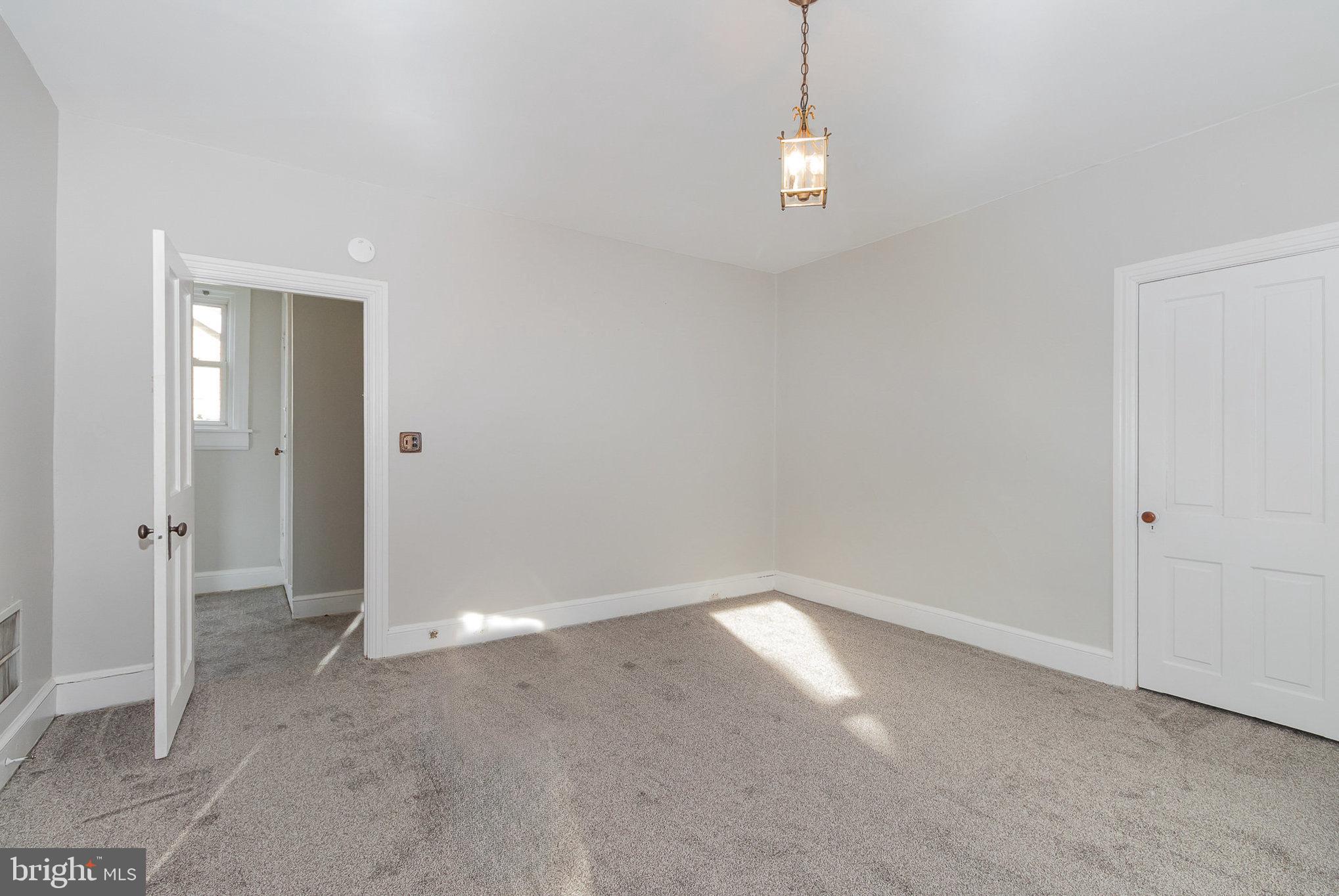 157 King St W