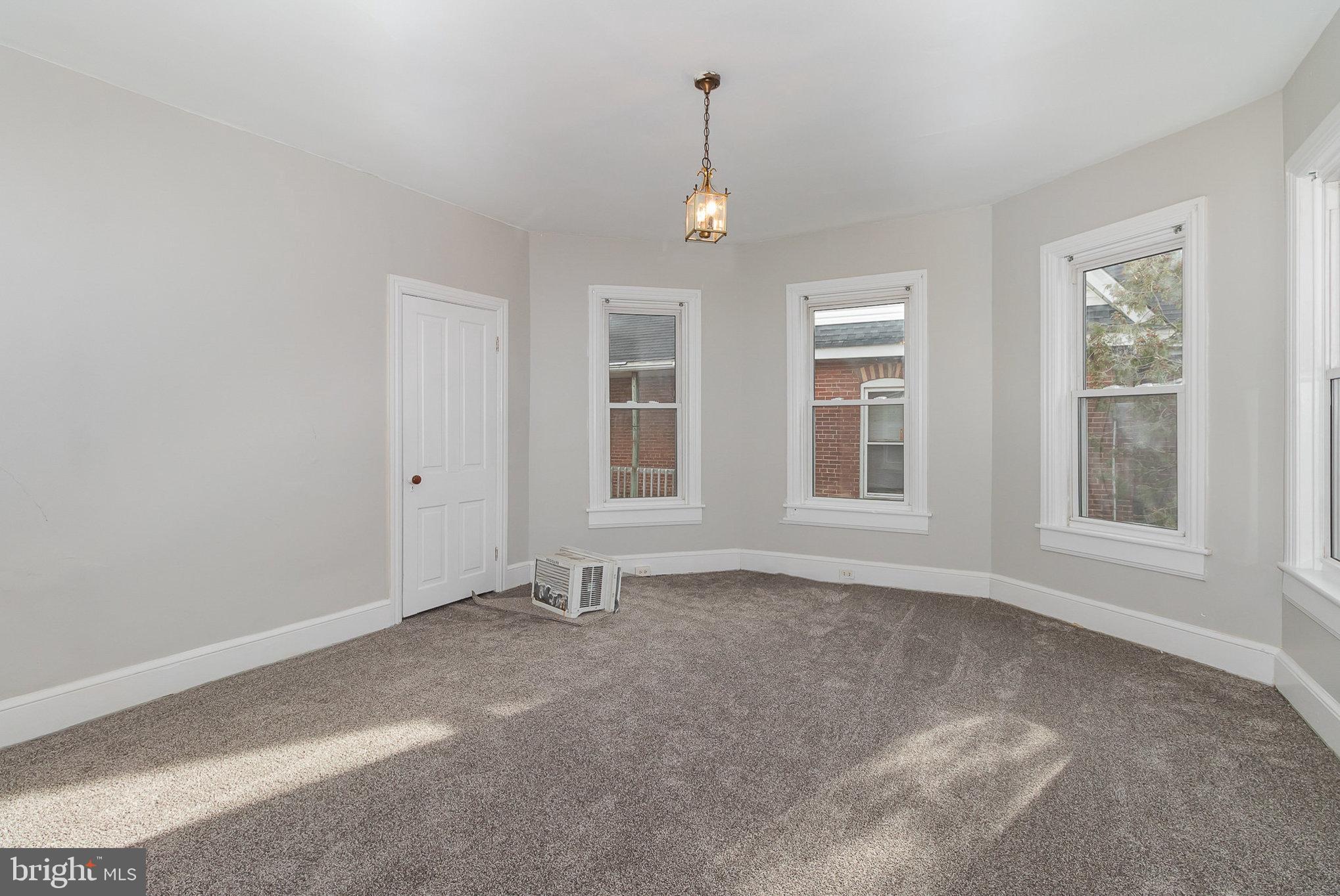 157 King St W