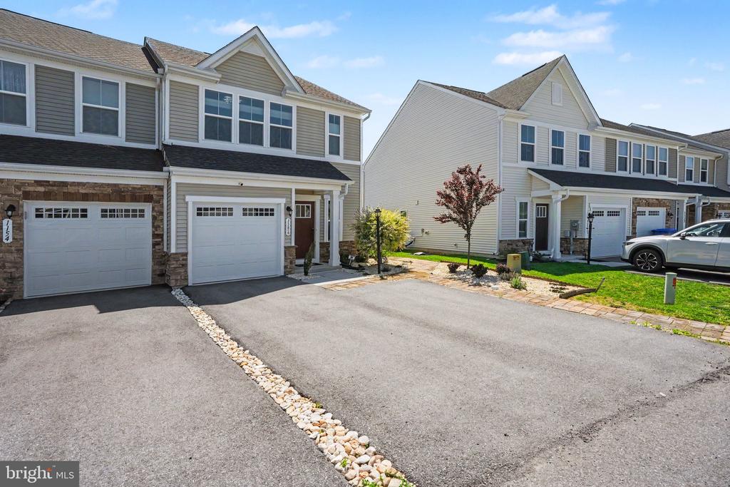 1156 EMILYS COURT
