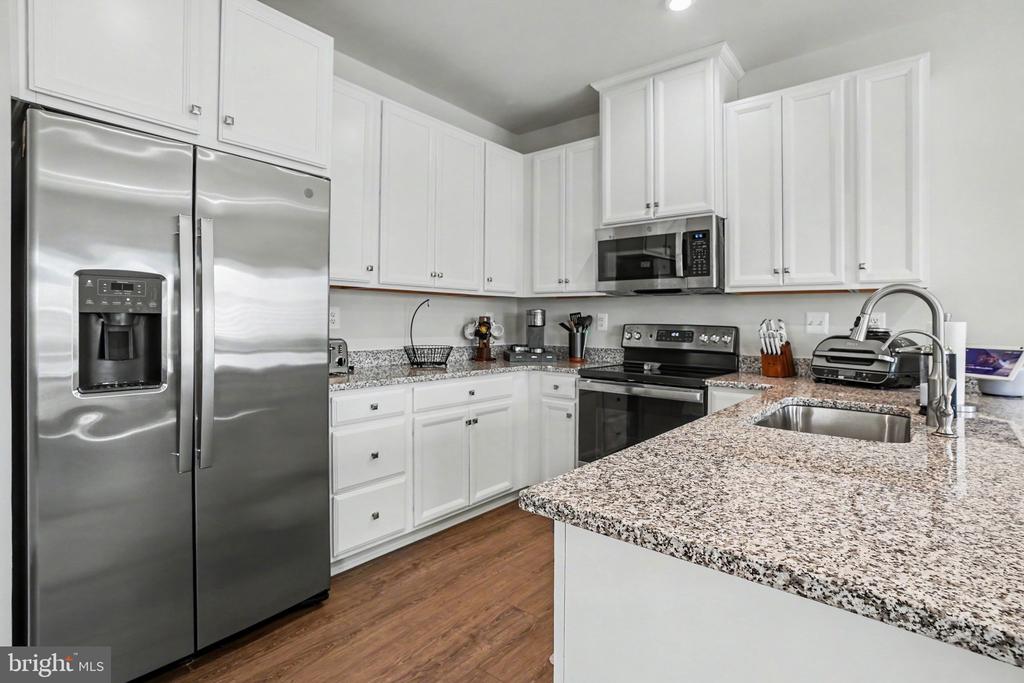 1156 EMILYS COURT