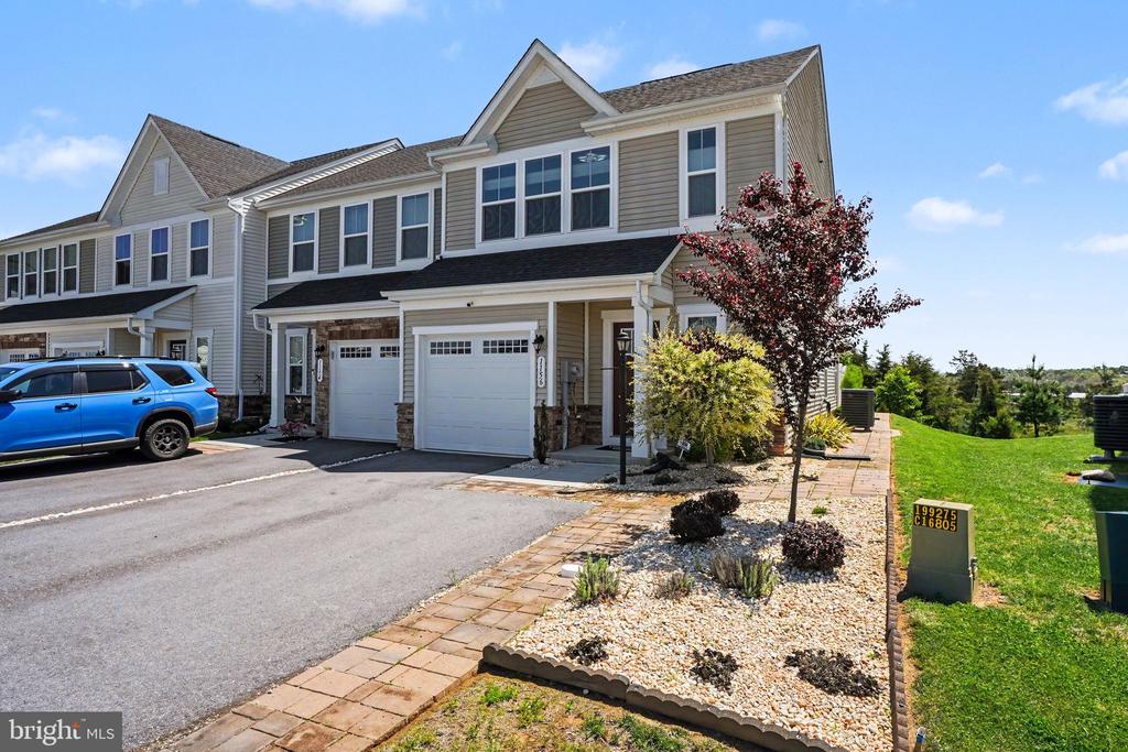1156 EMILYS COURT