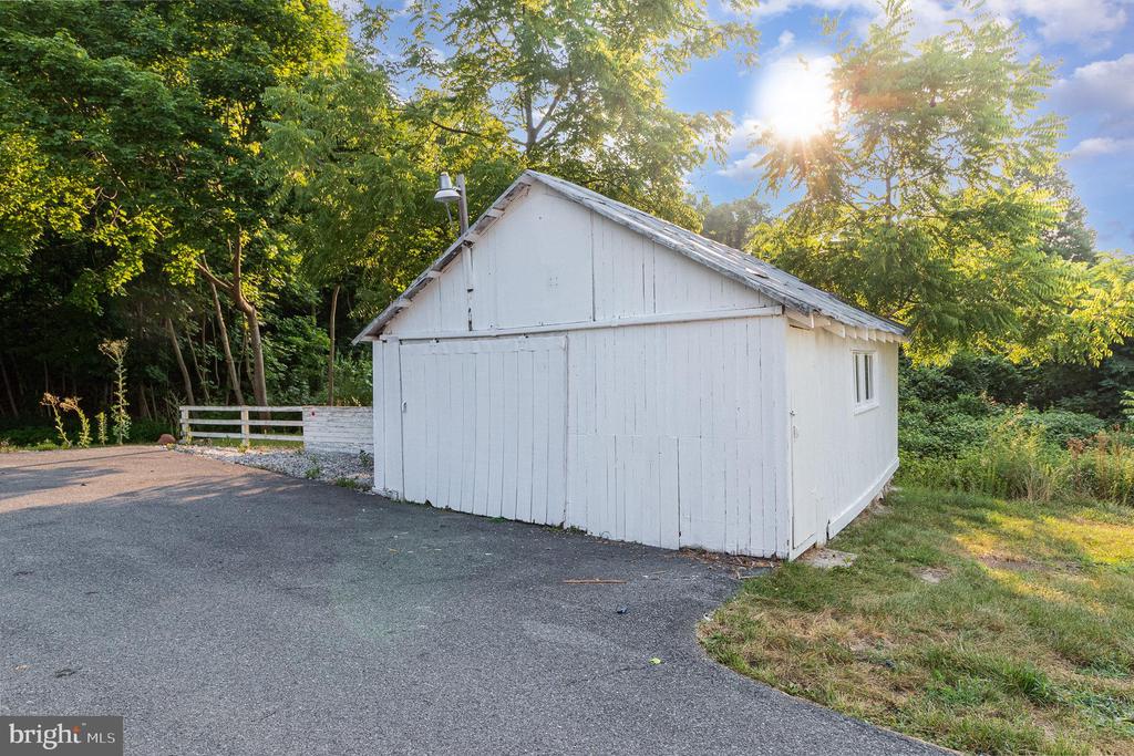 3881 Valley Rd