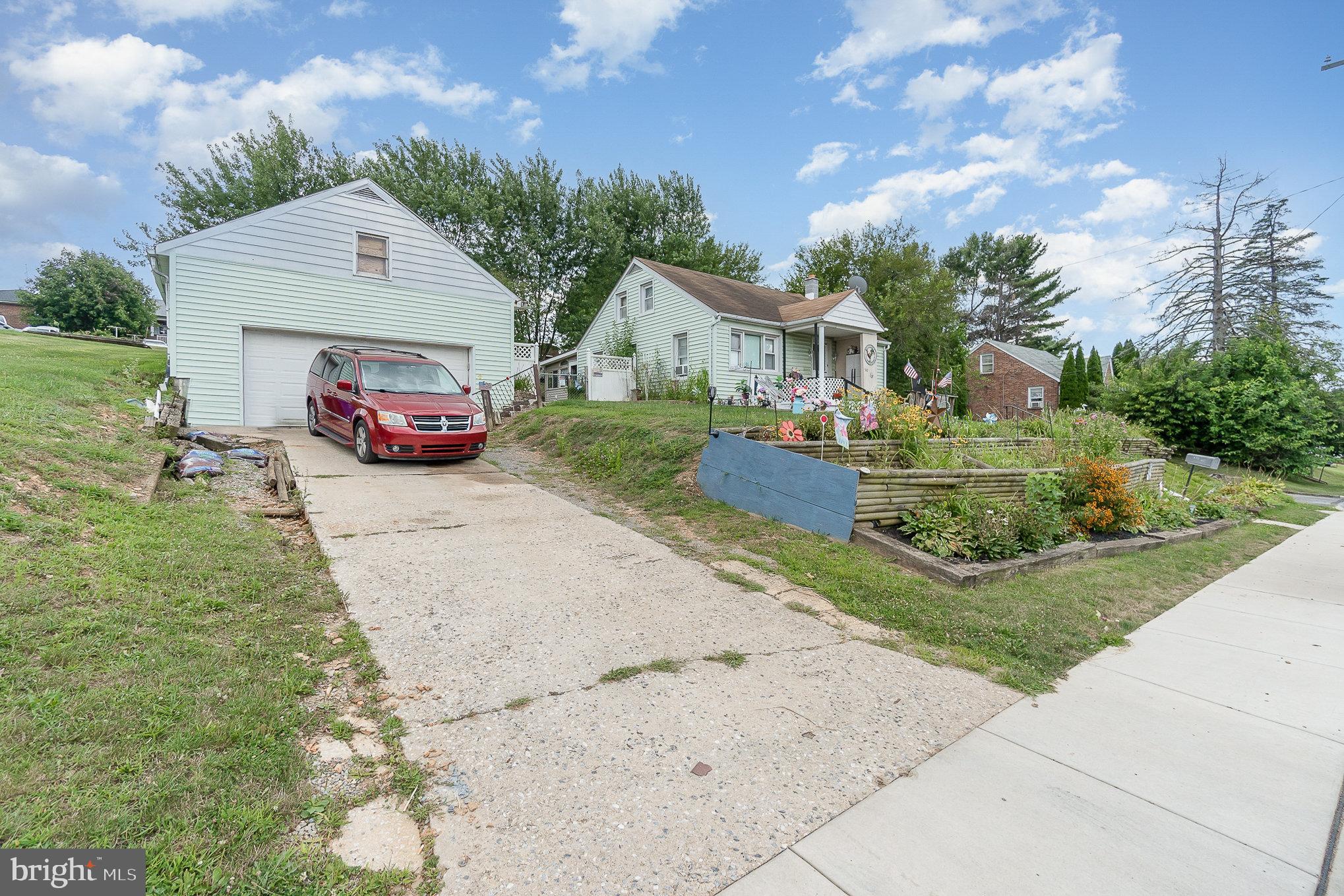 542 E Maple St