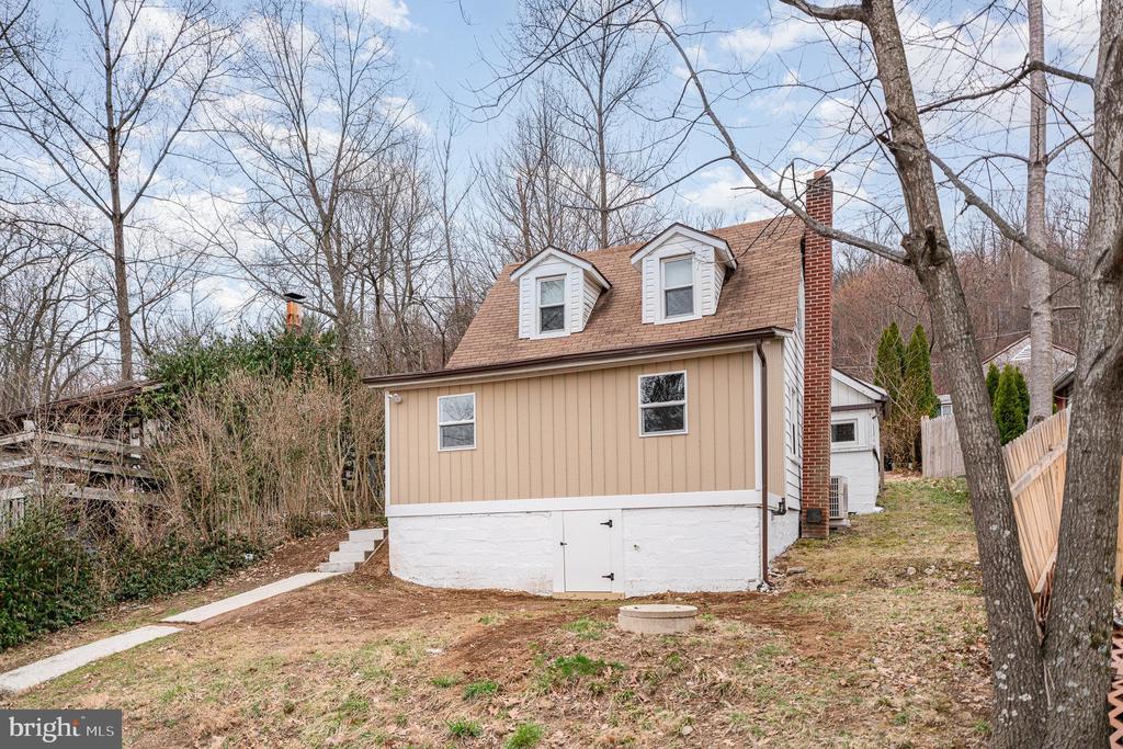 22 Esther Ln