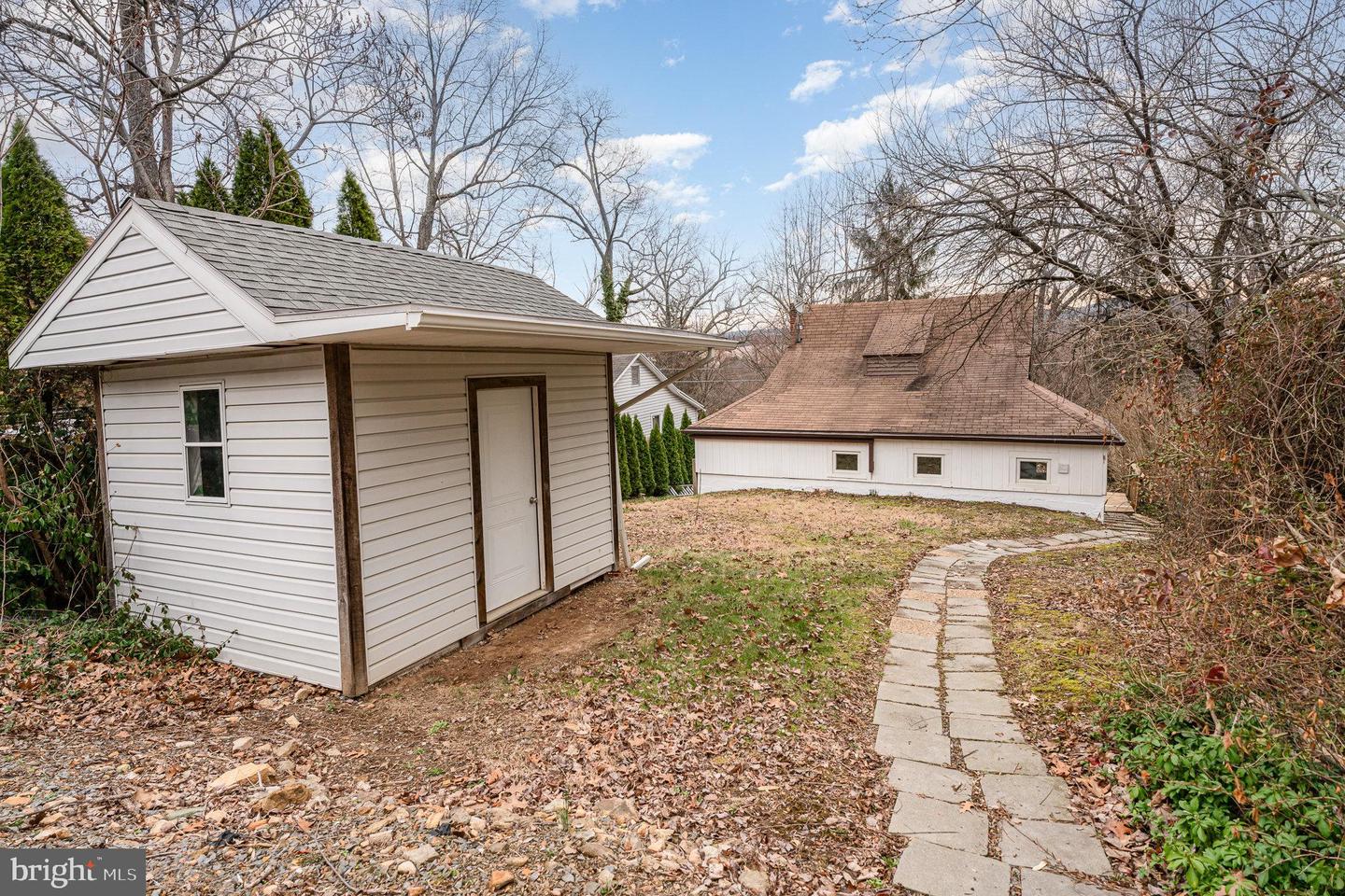 22 Esther Ln