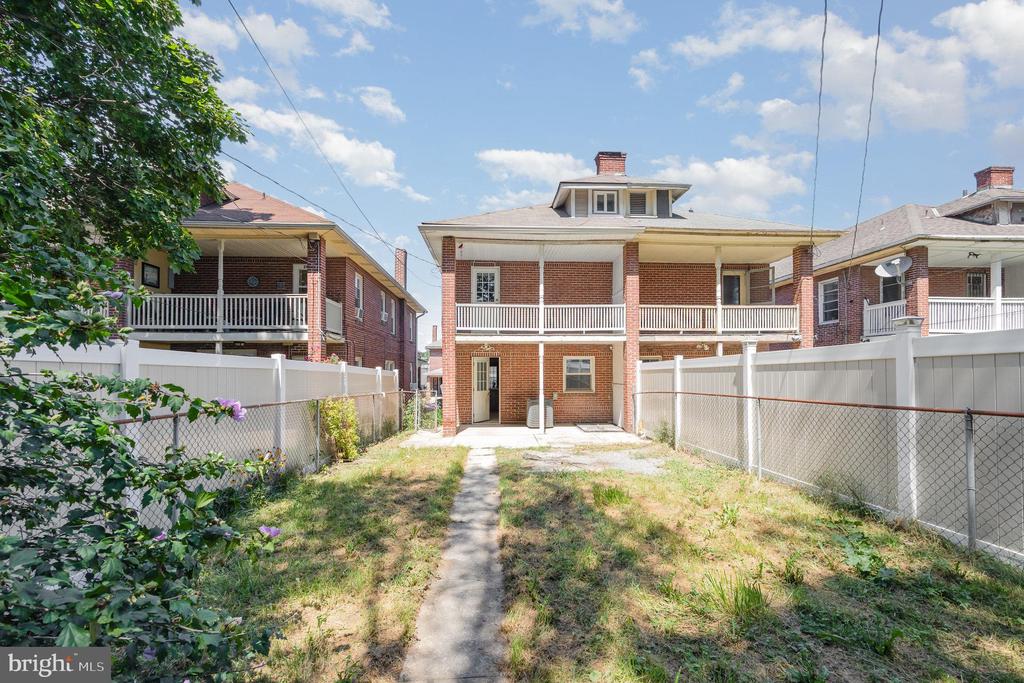 284 W MAPLE STREET