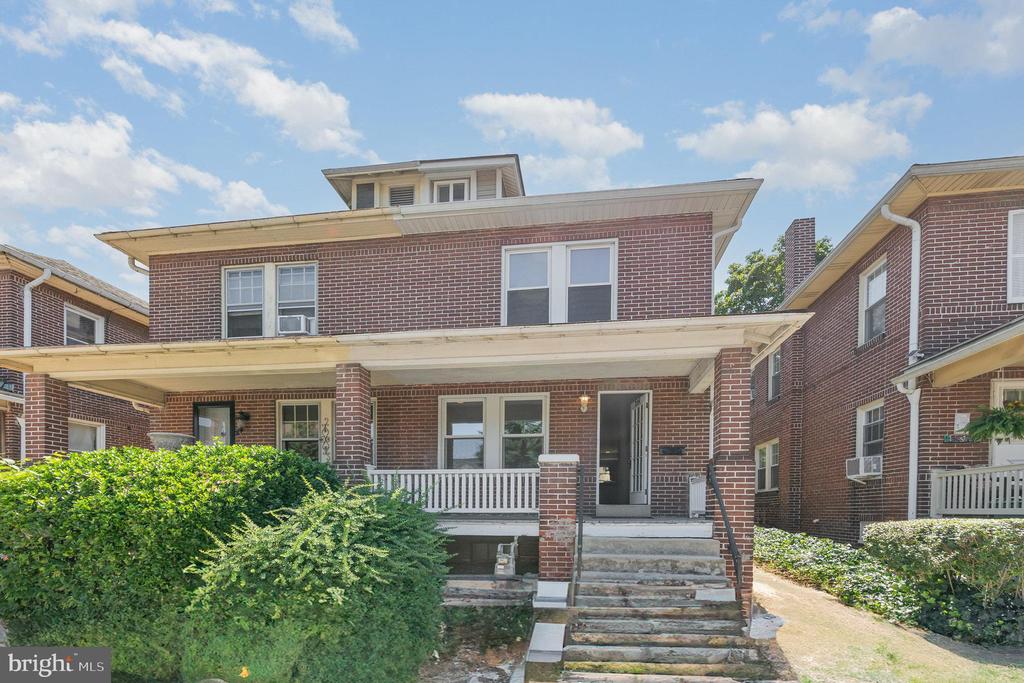 284 W MAPLE STREET