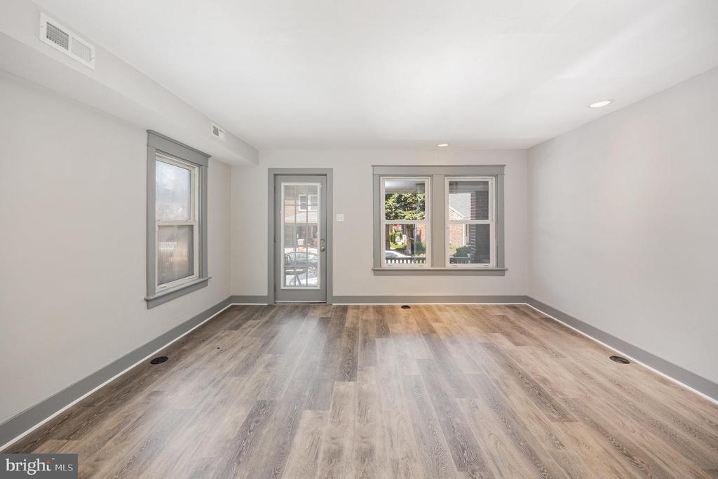 284 W MAPLE STREET