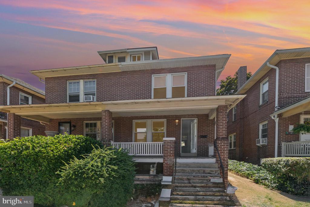 284 W MAPLE STREET