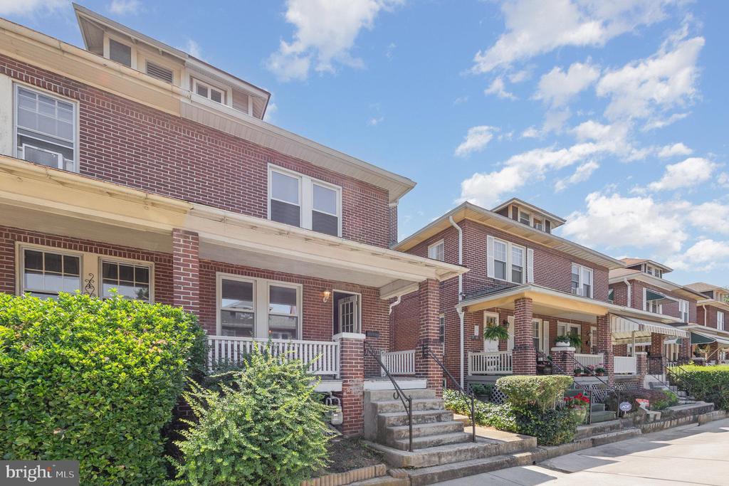 284 W MAPLE STREET