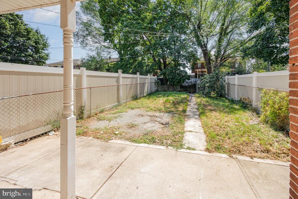 284 W MAPLE STREET