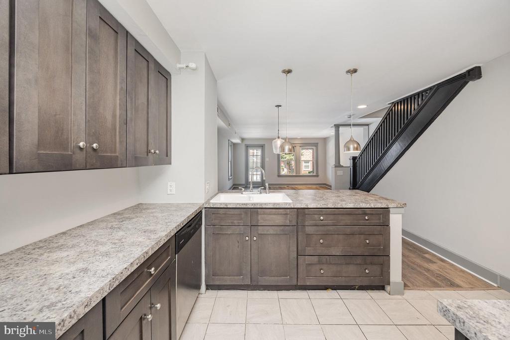 284 W MAPLE STREET