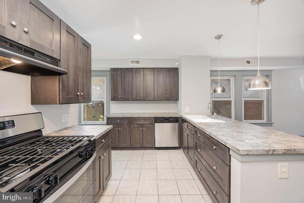 284 W MAPLE STREET