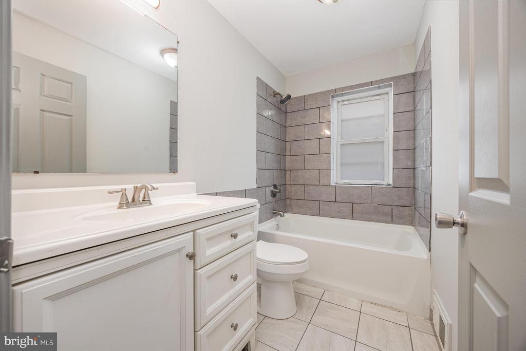 284 W MAPLE STREET