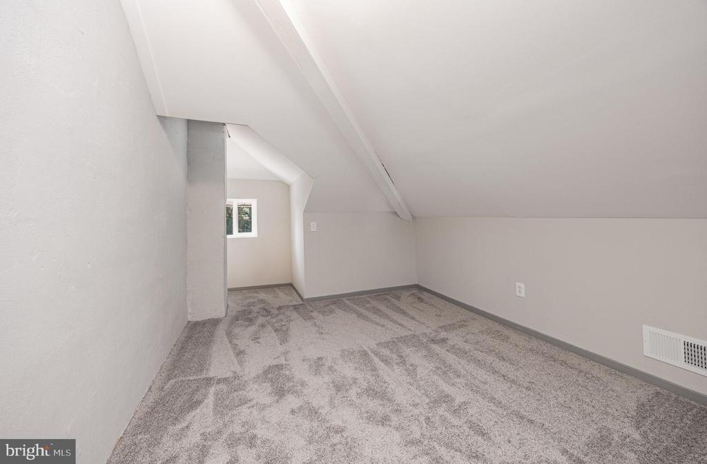 284 W MAPLE STREET