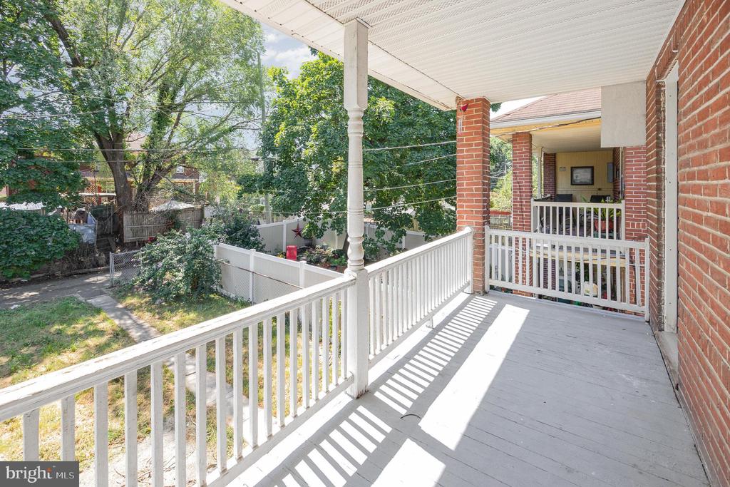 284 W MAPLE STREET
