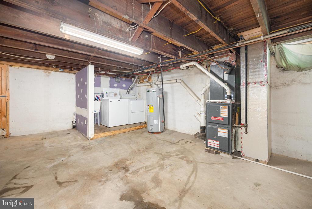 284 W MAPLE STREET