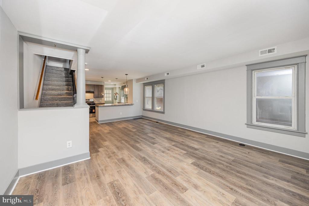 284 W MAPLE STREET