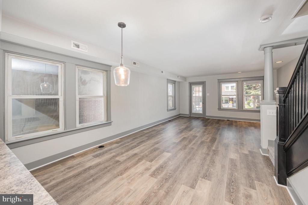 284 W MAPLE STREET