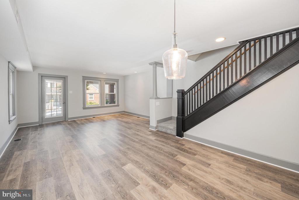 284 W MAPLE STREET