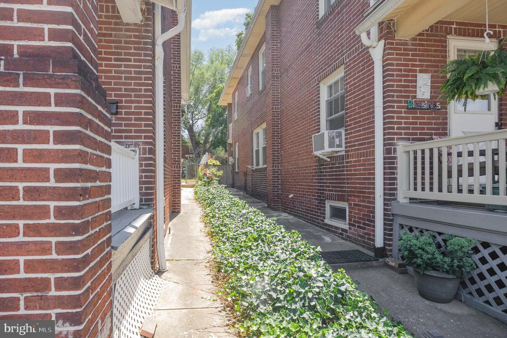 284 W MAPLE STREET