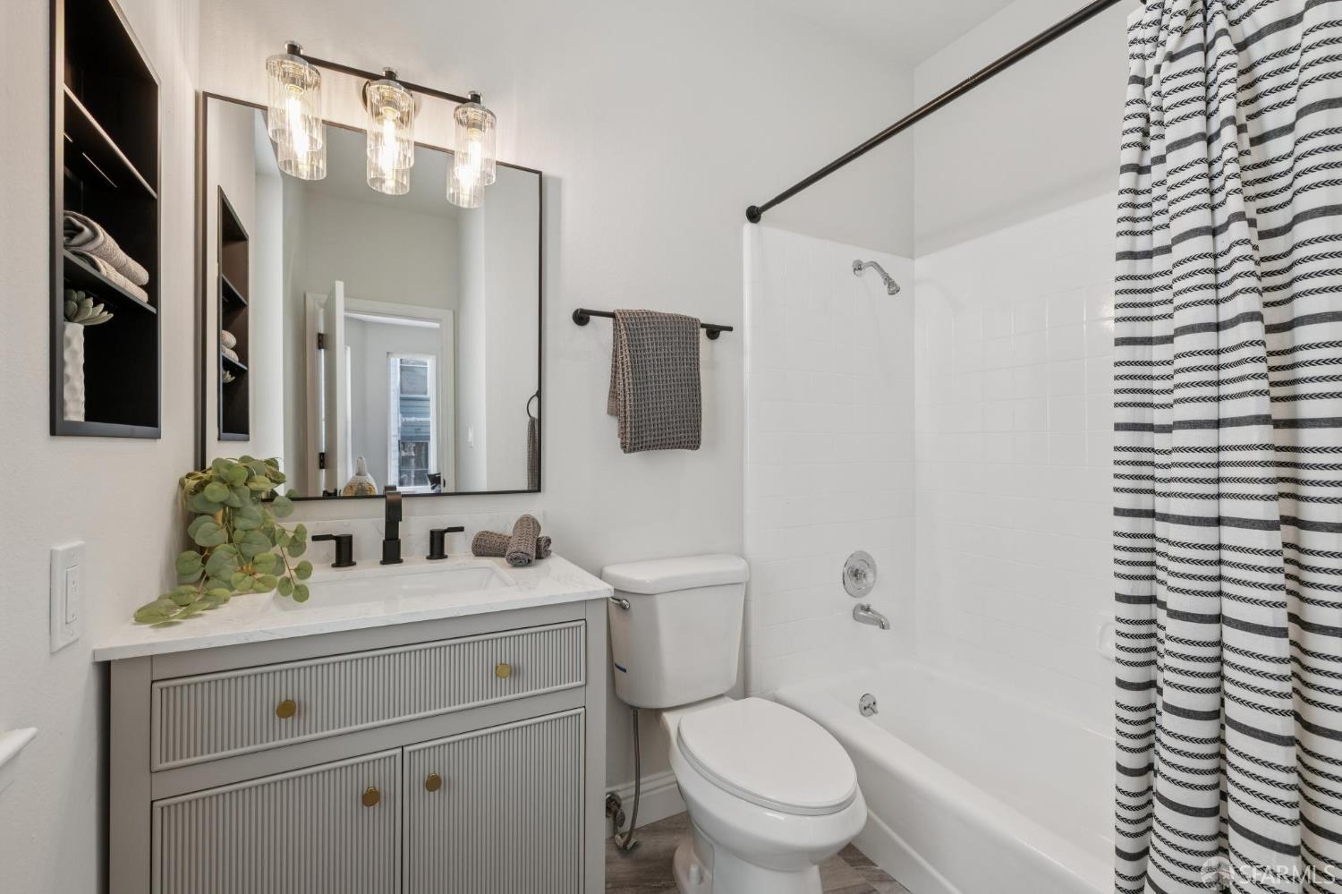 370 Waller Street # 3