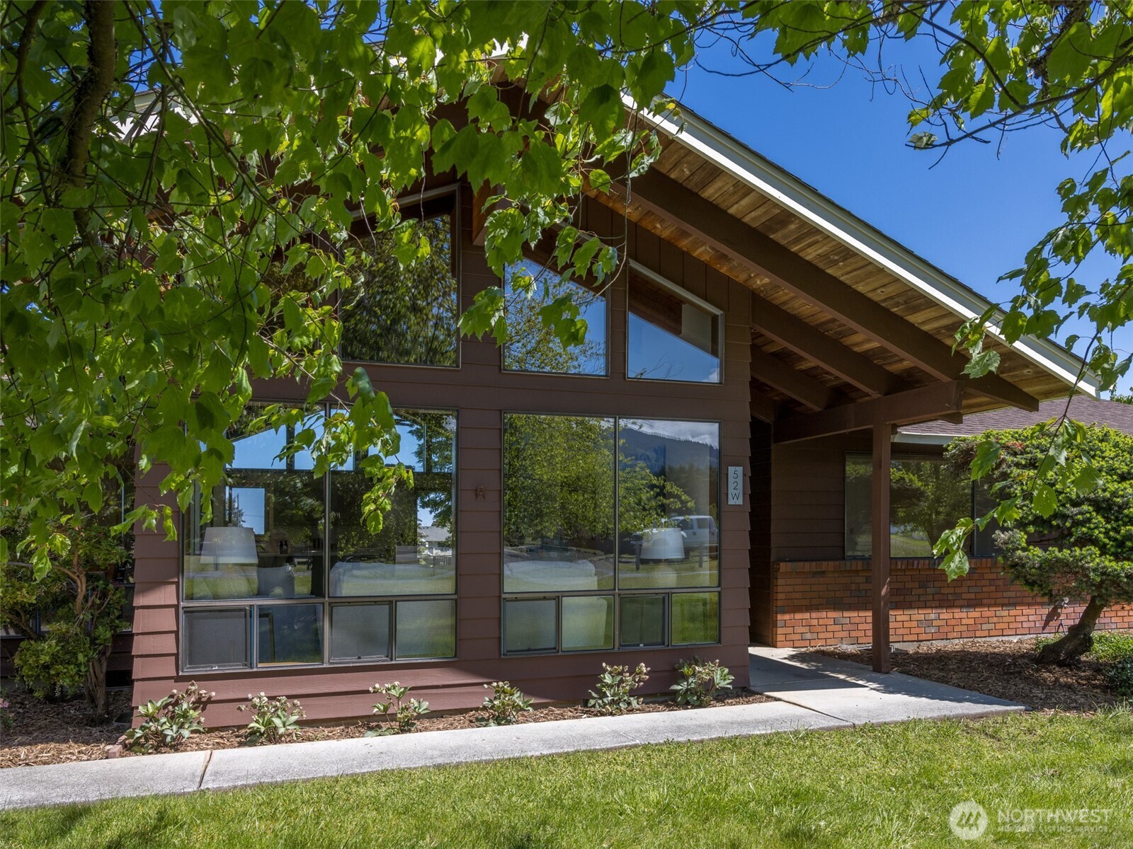 52 W Pheasant Lane