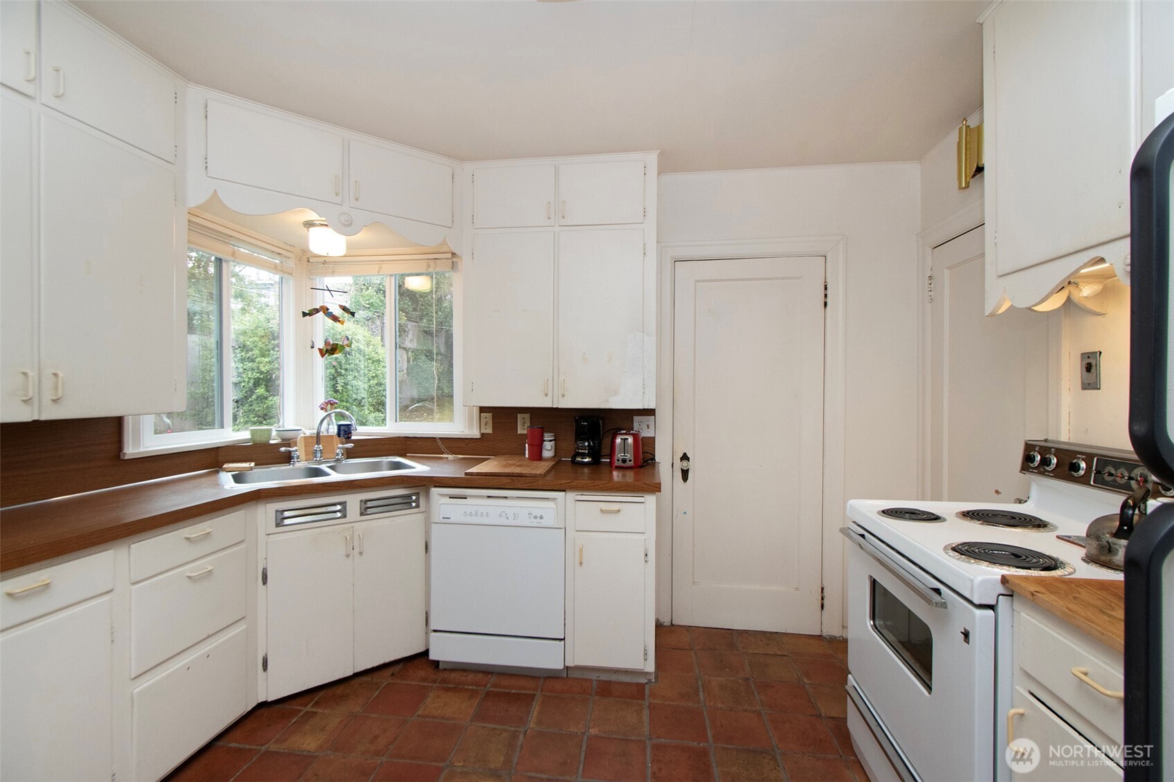 216 E 10TH Street