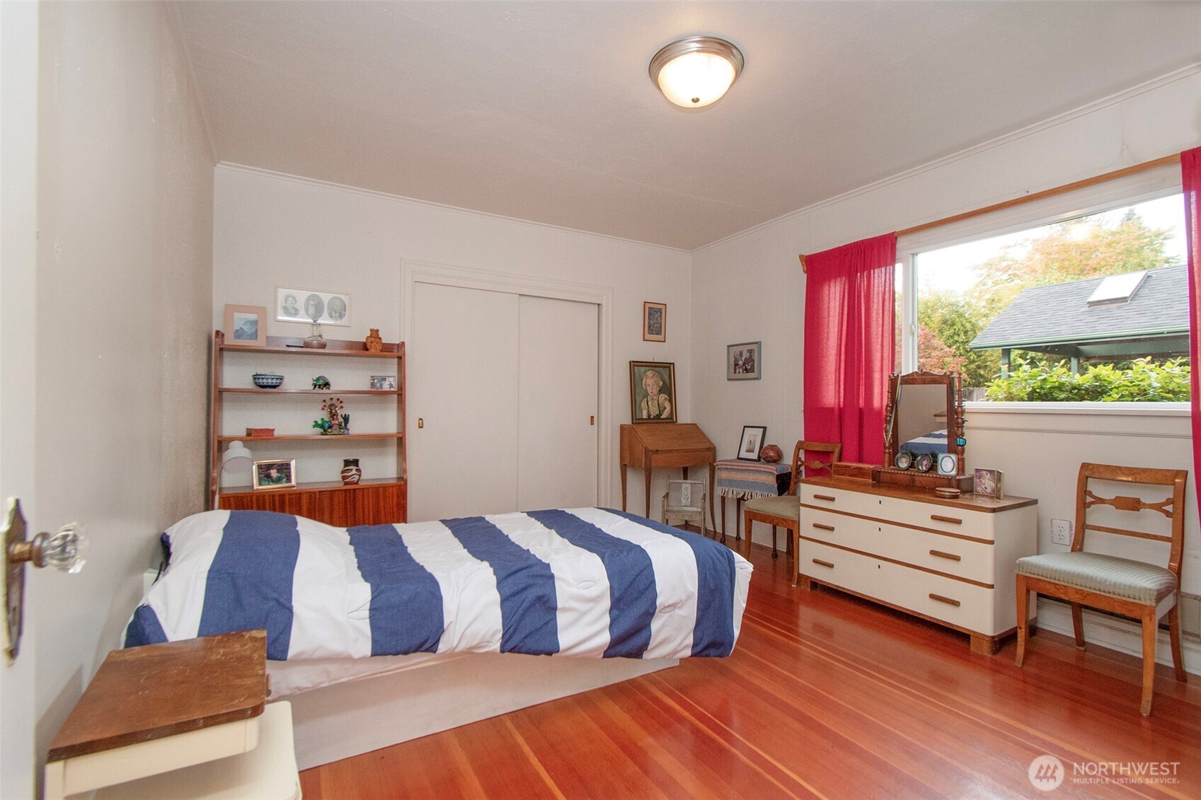 216 E 10TH Street