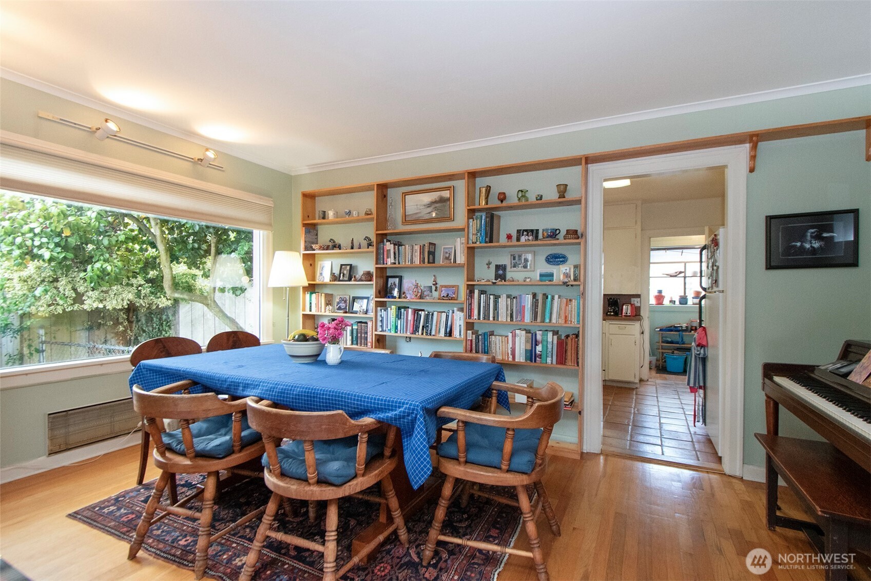 216 E 10TH Street