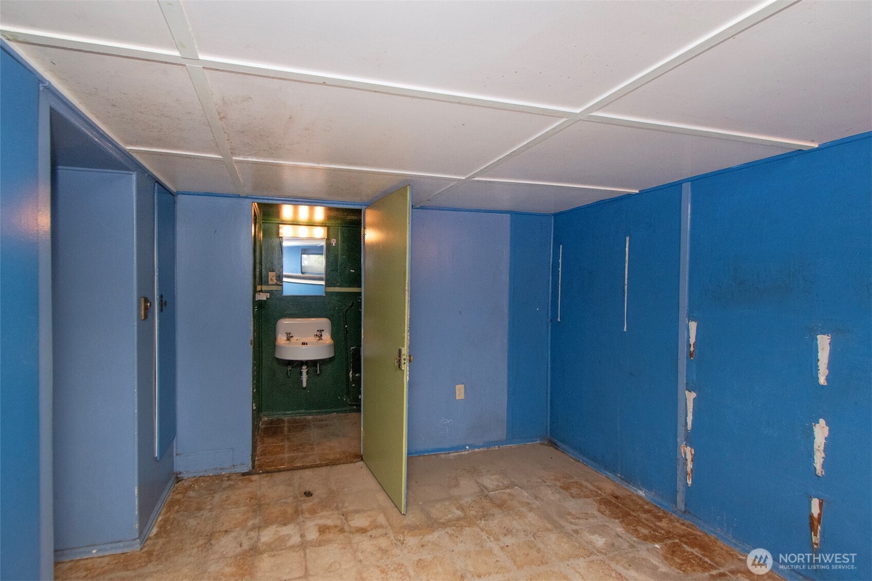 216 E 10TH Street