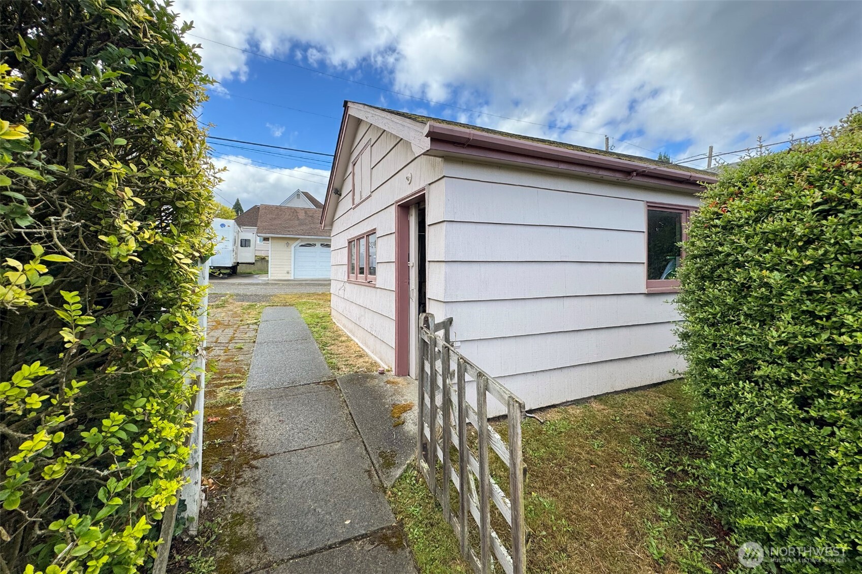 216 E 10TH Street