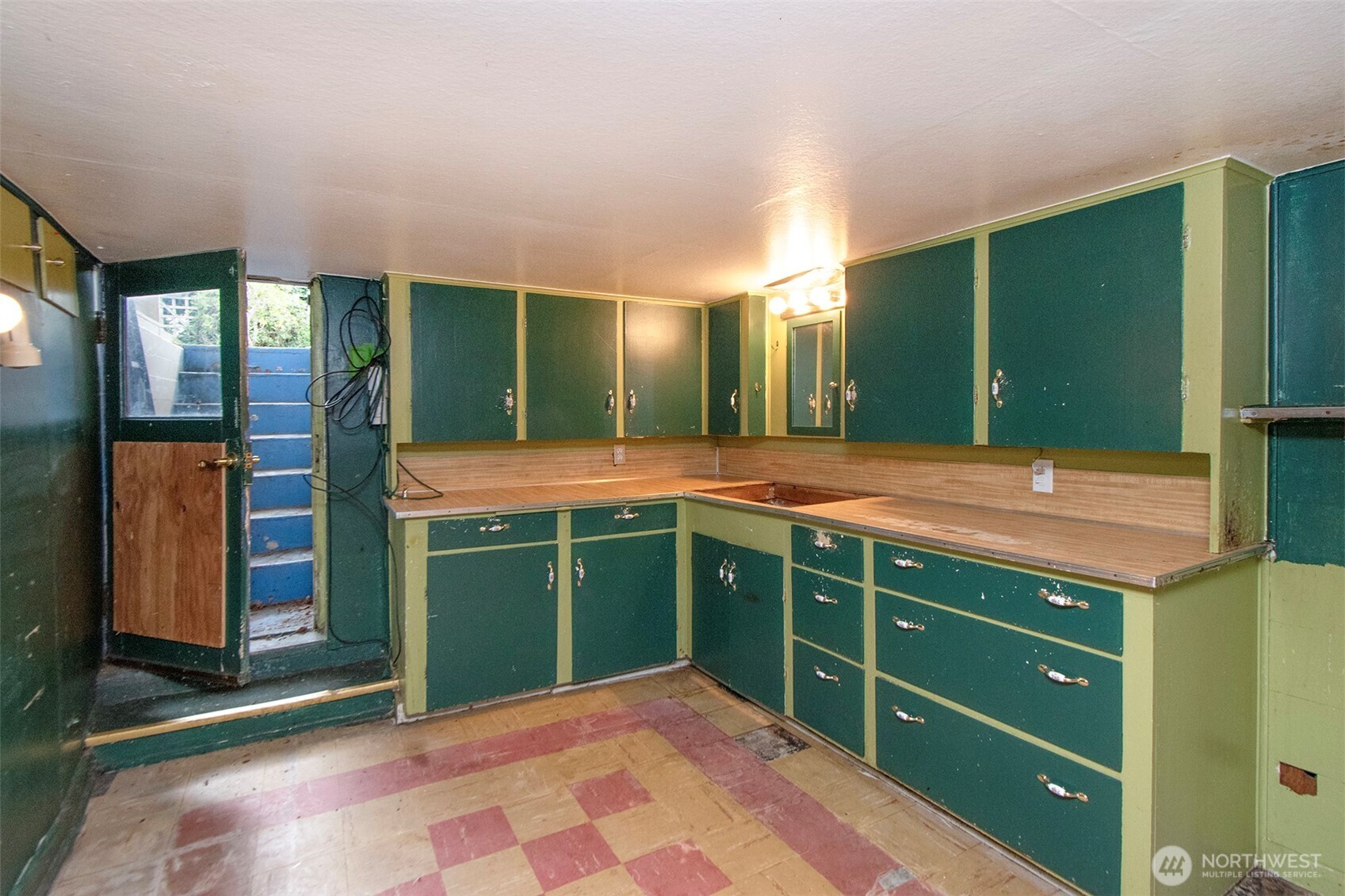 216 E 10TH Street