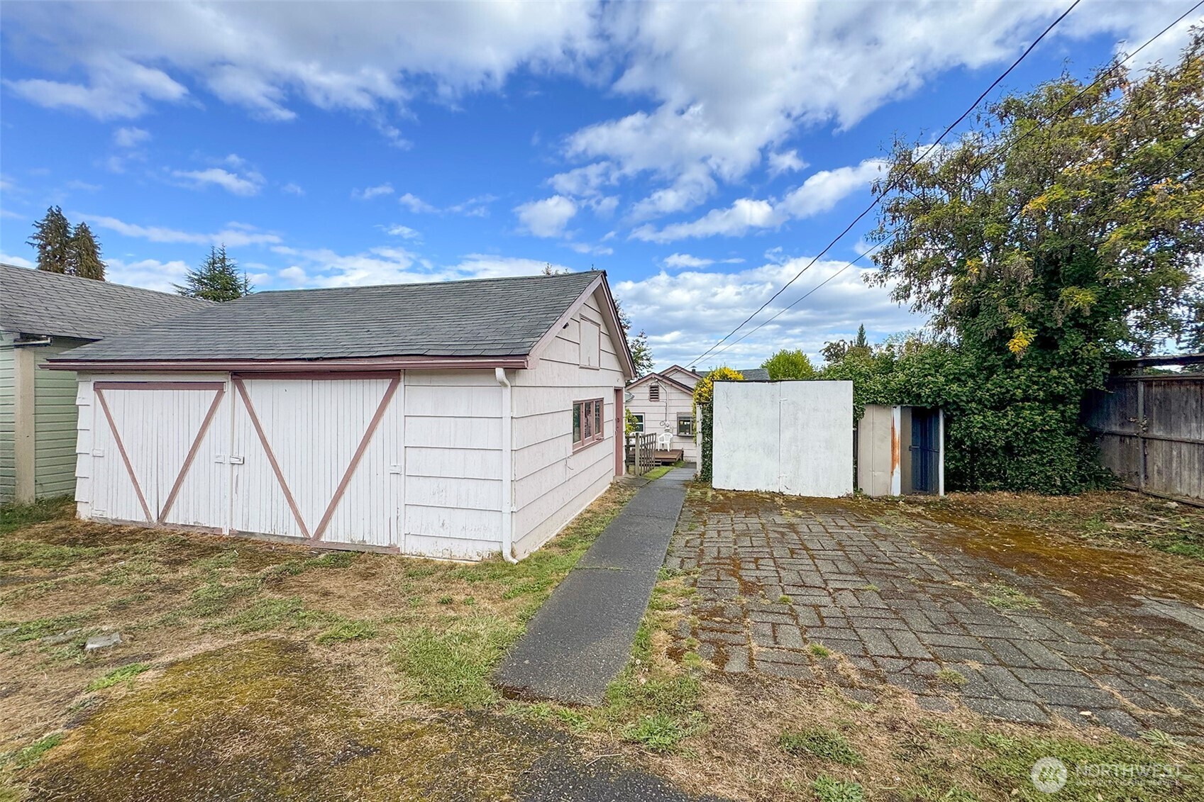 216 E 10TH Street