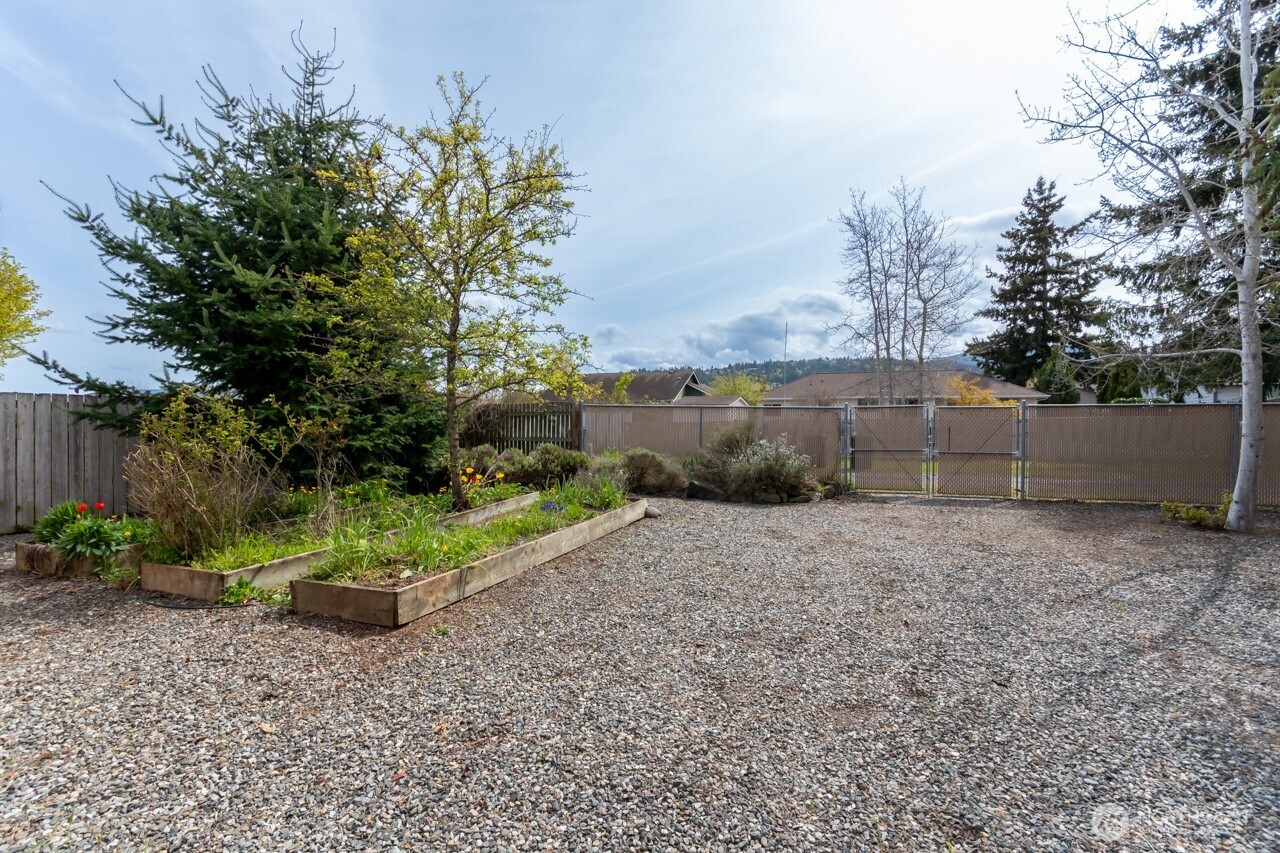 861 E Spruce