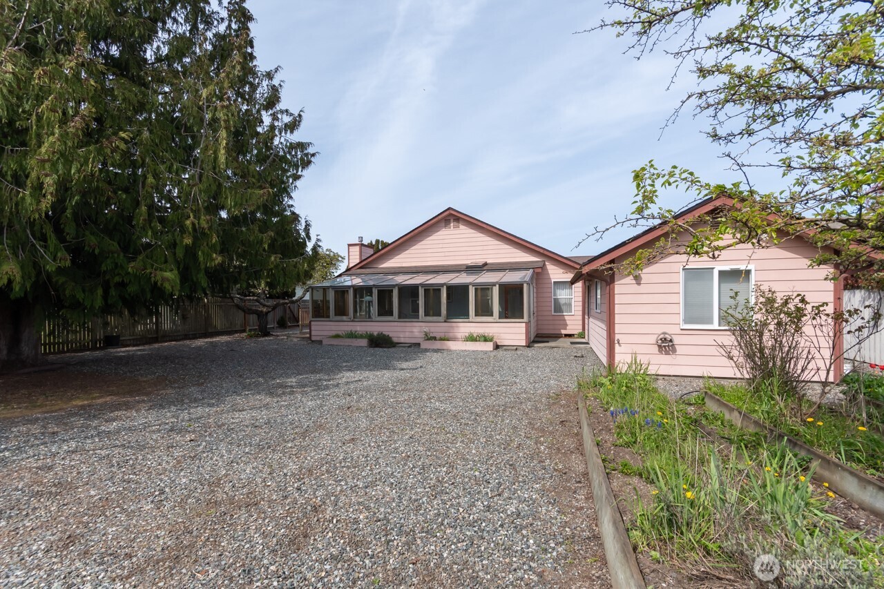 861 E Spruce