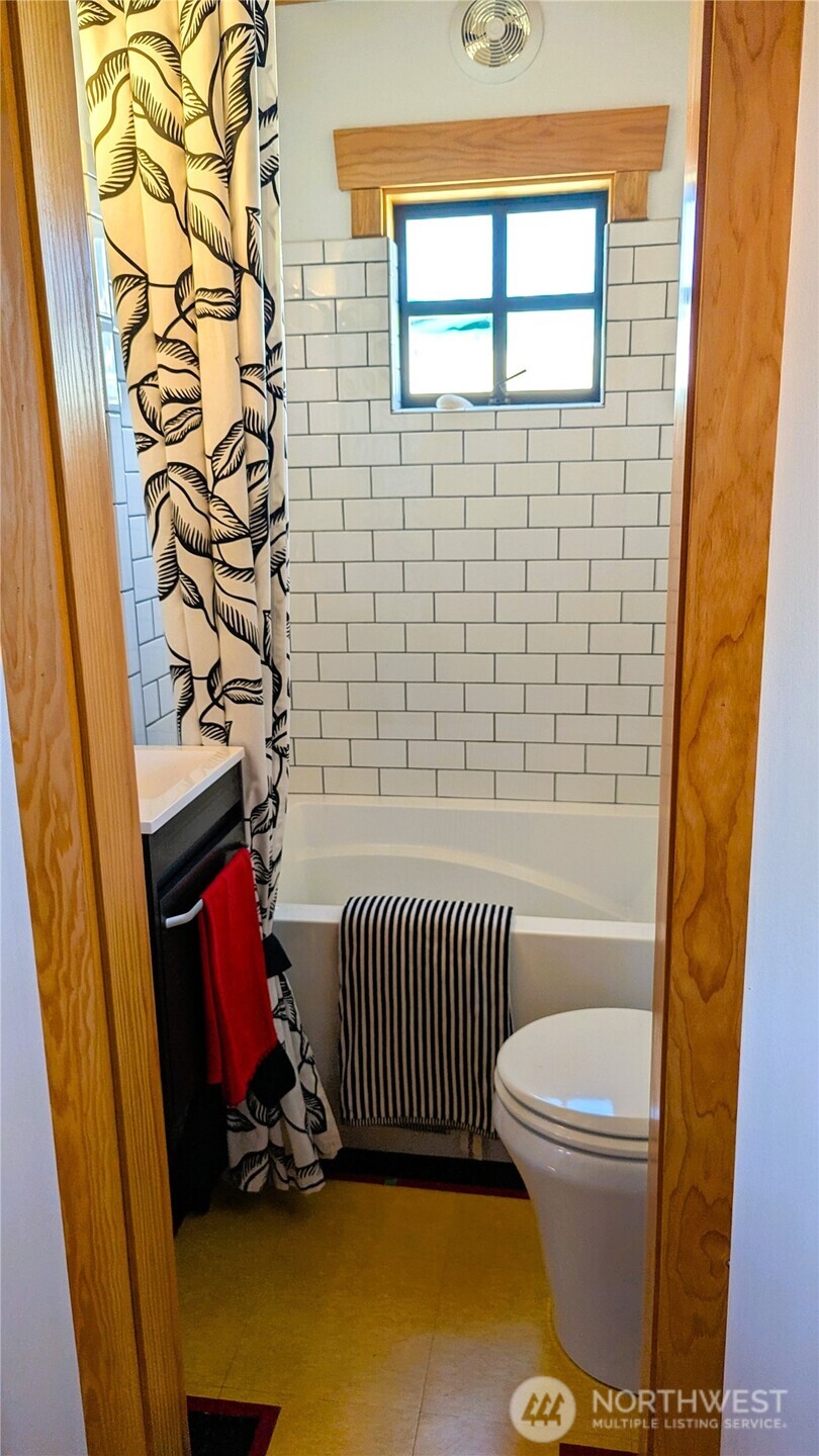 2040 Westlake Avenue N Unit: 17