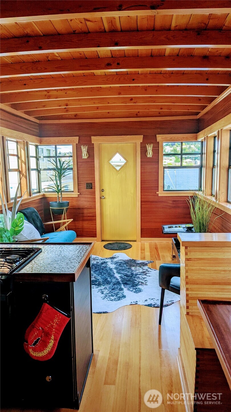 2040 Westlake Avenue N Unit: 17