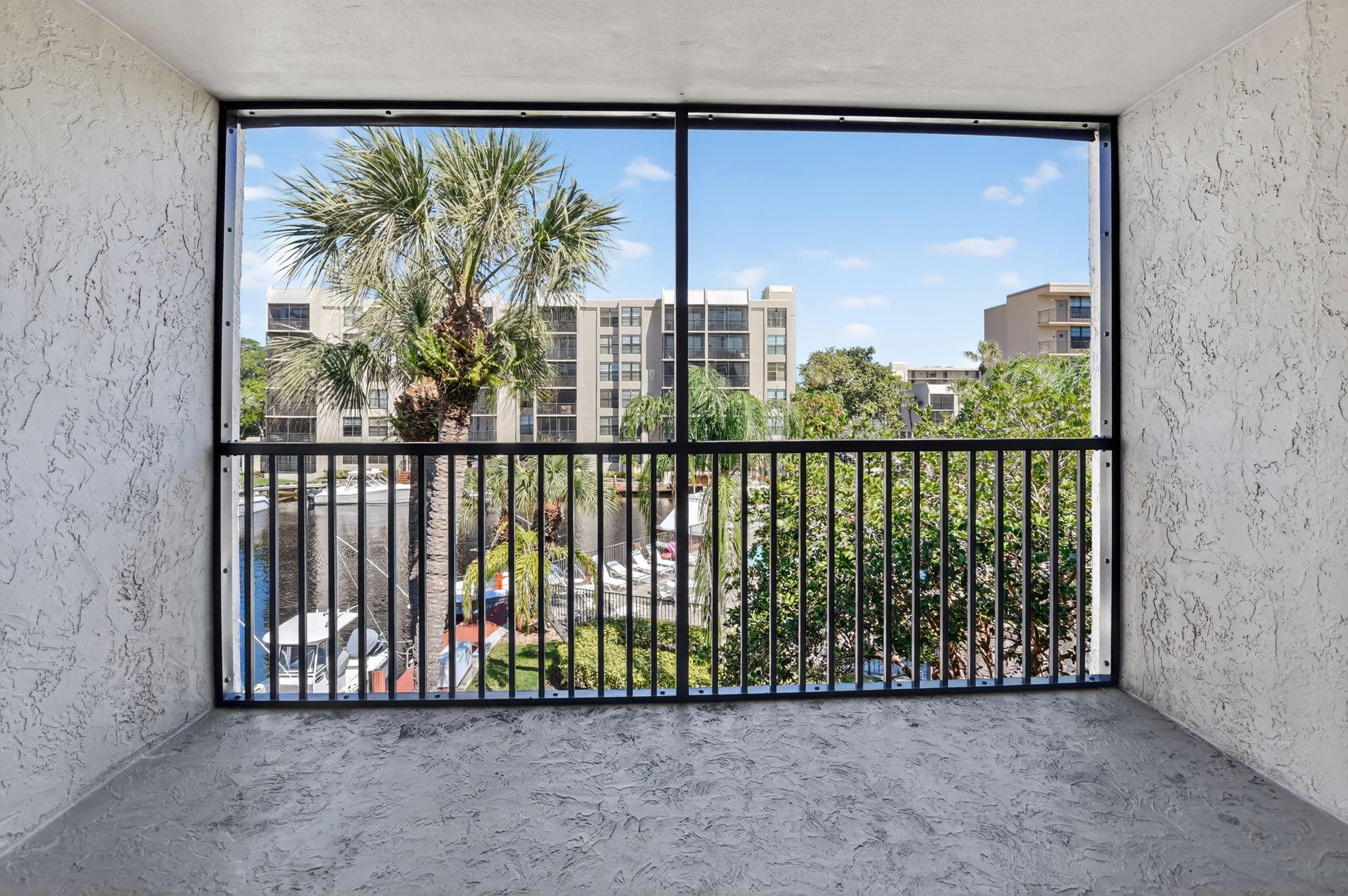 11 Royal Palm Way 304