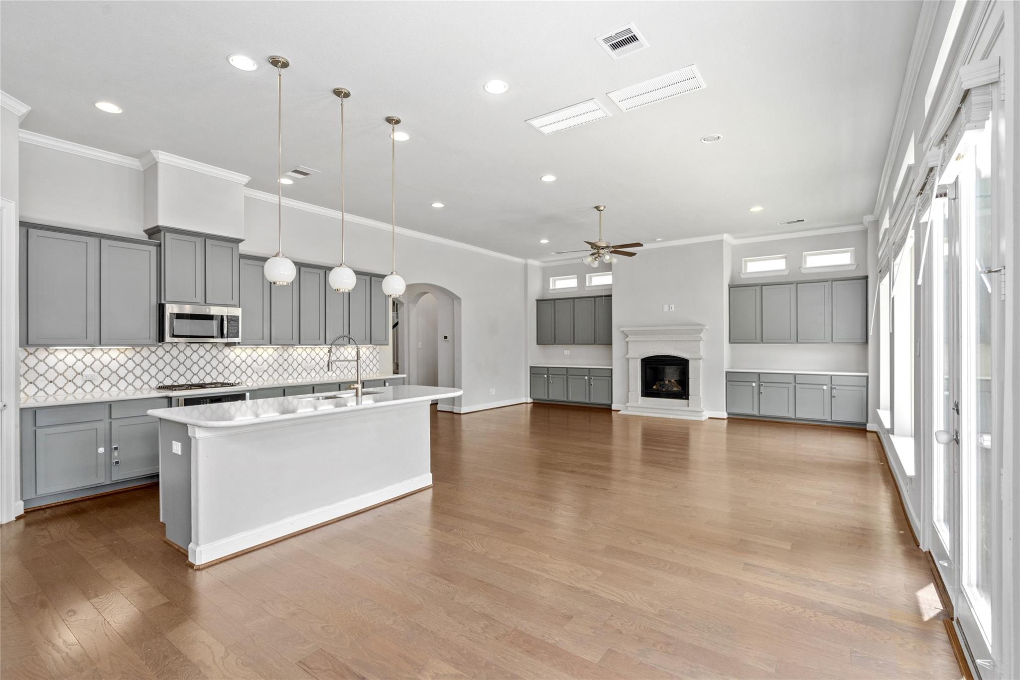 927 S Lacey Garden Loop